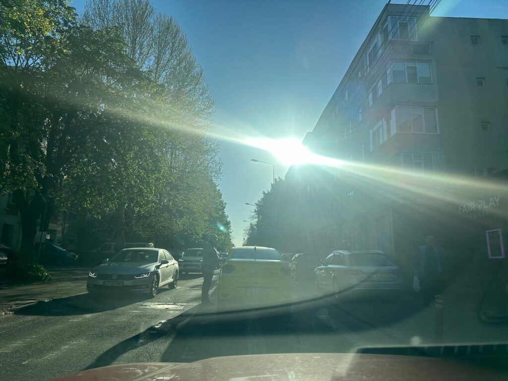 FOTO Un băiat de 13 ani, lovit de mașină pe strada Eliberării din Constanța 2 FOTO Un băiat de 13 ani, lovit de mașină pe strada Eliberării din Constanța 65e2b7c3 48d6 4f5d 9d5f 65298b885d0c