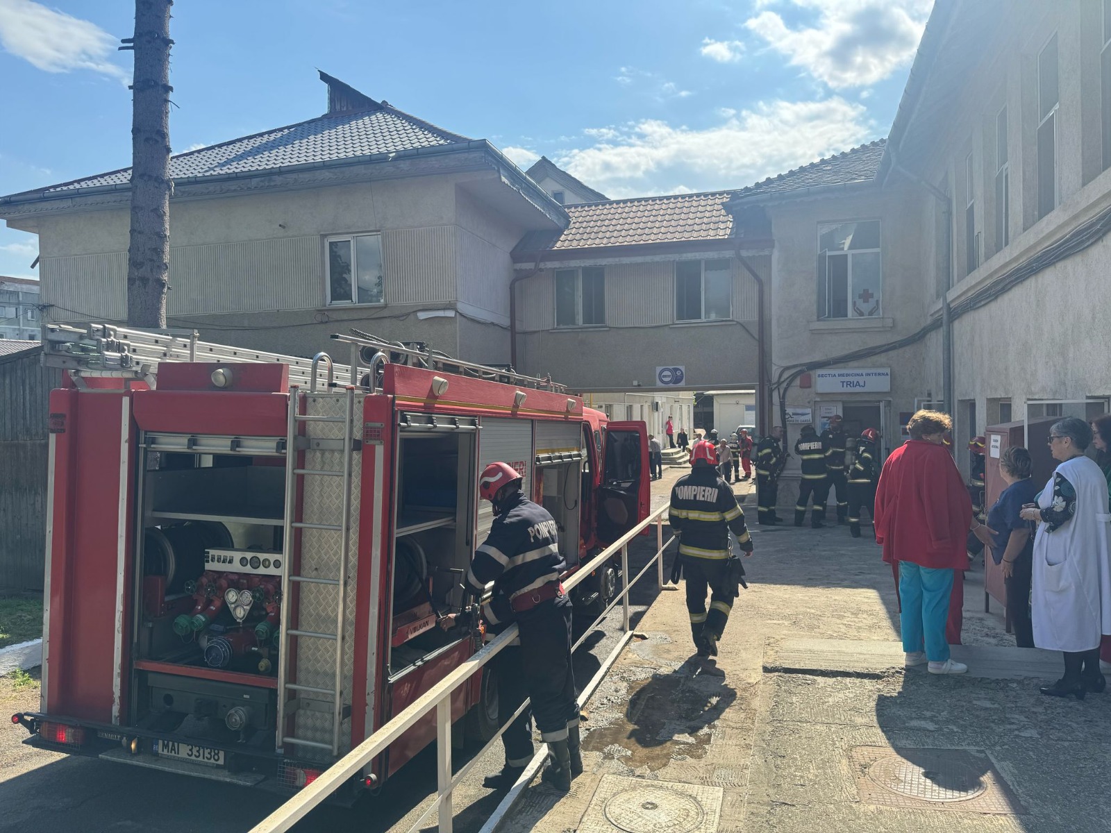 FOTO VIDEO Incendiu într-o încăpere de la mansarda Spitalului CFR Paşcani/ A fost declanşat Planul Roşu de Intervenţie Imagine WhatsApp 2025 04 30 la 16.38.01 da9b6560
