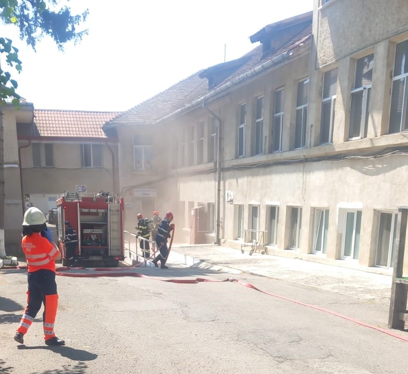 FOTO VIDEO Incendiu într-o încăpere de la mansarda Spitalului CFR Paşcani/ A fost declanşat Planul Roşu de Intervenţie Imagine WhatsApp 2025 04 30 la 16.38.02 2f7ad694