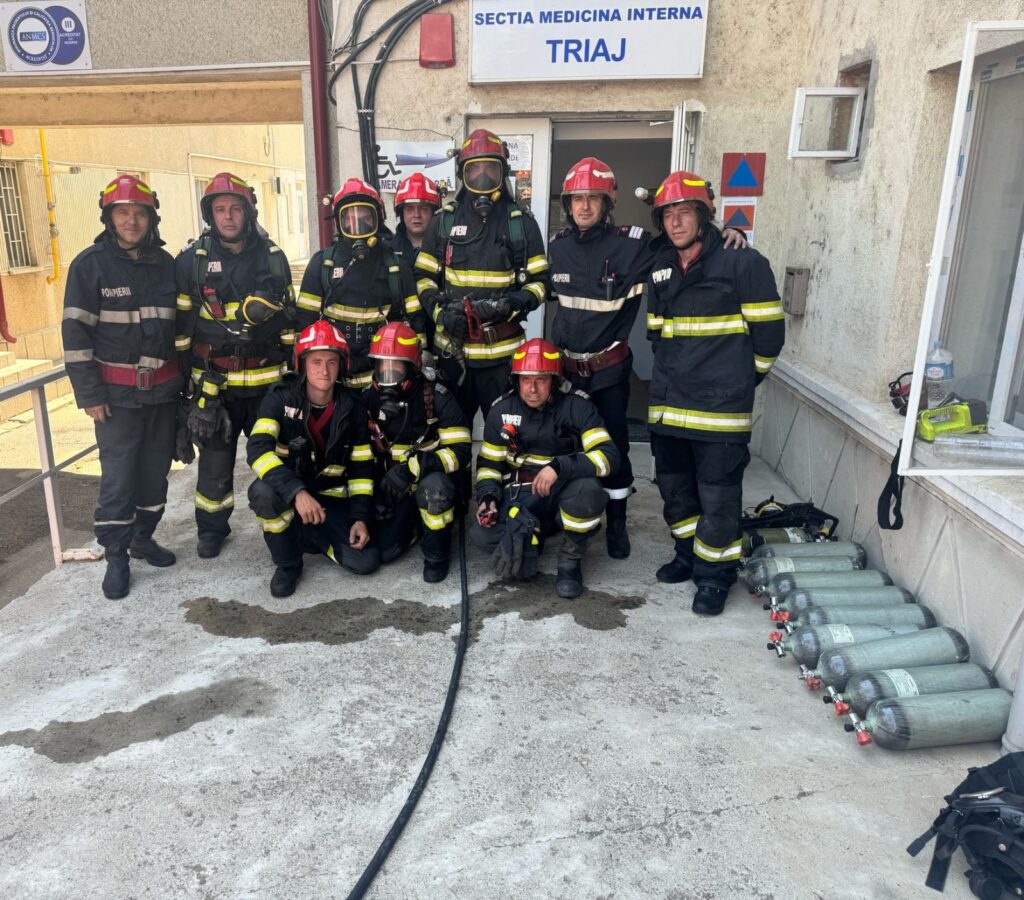 FOTO VIDEO Incendiu într-o încăpere de la mansarda Spitalului CFR Paşcani/ A fost declanşat Planul Roşu de Intervenţie Imagine WhatsApp 2025 04 30 la 16.38.03 e9e7f94b 1