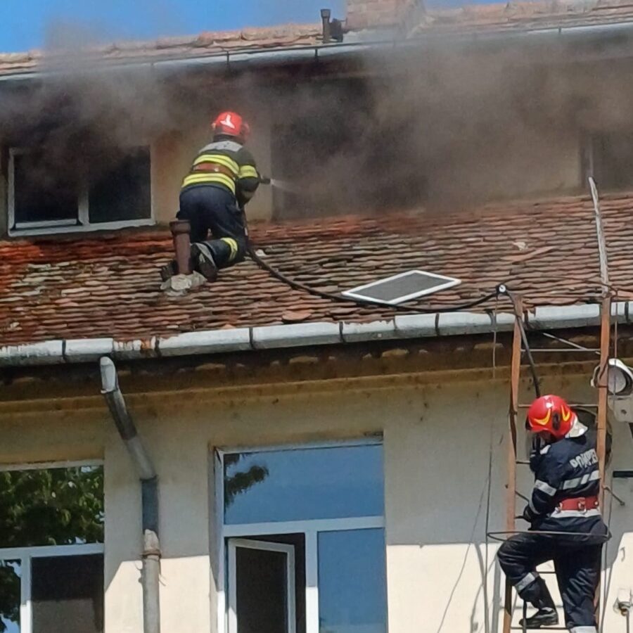 FOTO VIDEO Incendiu într-o încăpere de la mansarda Spitalului CFR Paşcani/ A fost declanşat Planul Roşu de Intervenţie Imagine WhatsApp 2025 04 30 la 16.38.04 d921e6e5 edited