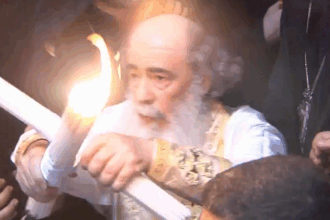 VIDEO Lumina Sfântă a fost aprinsă la Biserica Sfântului Mormânt din Ierusalim Screenshot 2025 04 19 170522