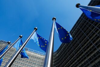 UE lucrează la o strategie pentru a reduce presiunea datoriilor generate de achiziţiile militare UE flags