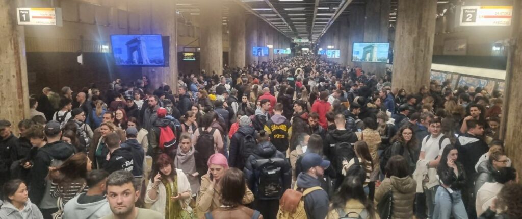 FOTO O tânără de 15 ani s-a aruncat în fața metroului pentru a-și pune capăt zilelor 2 FOTO O tânără de 15 ani s-a aruncat în fața metroului pentru a-și pune capăt zilelor WhatsApp Image 2025 04 01 at 18.19.34