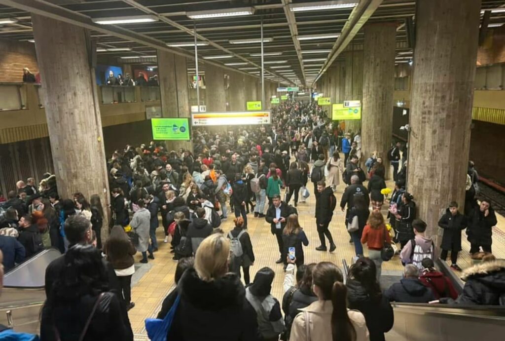 FOTO O tânără de 15 ani s-a aruncat în fața metroului pentru a-și pune capăt zilelor 3 FOTO O tânără de 15 ani s-a aruncat în fața metroului pentru a-și pune capăt zilelor WhatsApp Image 2025 04 01 at 18.19.44