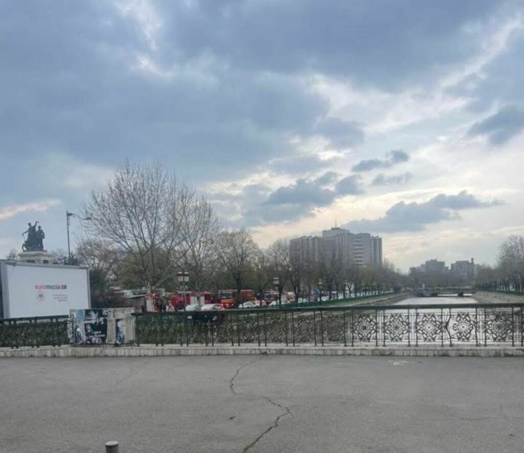FOTO O tânără de 15 ani s-a aruncat în fața metroului pentru a-și pune capăt zilelor 4 FOTO O tânără de 15 ani s-a aruncat în fața metroului pentru a-și pune capăt zilelor WhatsApp Image 2025 04 01 at 18.20.15