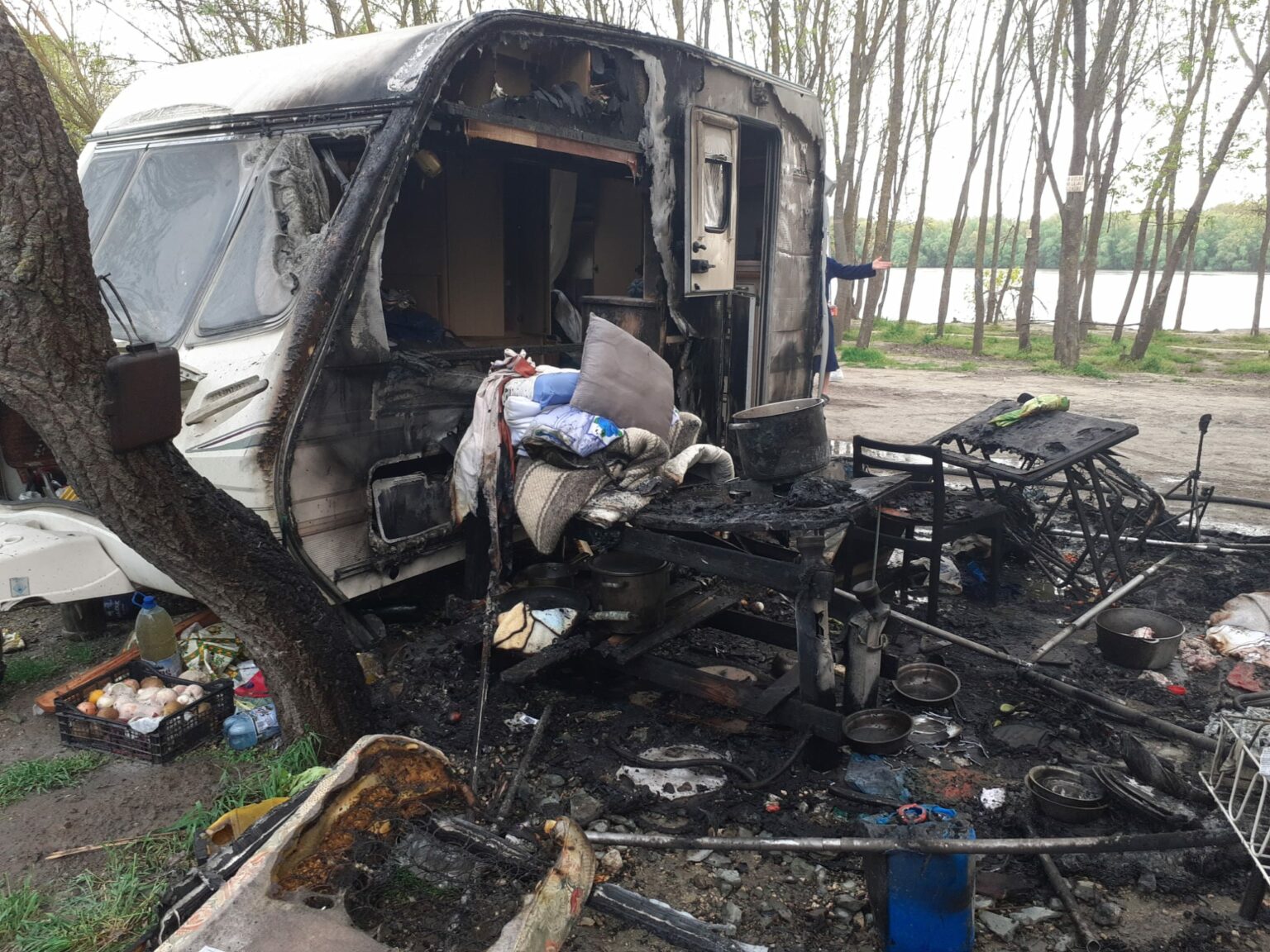 FOTO Incendiu puternic la o rulotă din Hârșova: doi vârstnici, GRAV răniți, vor fi preluați de elicopterul SMURD WhatsApp Image 2025 04 19 at 18.34.04