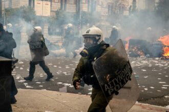 70 de oameni arestați în Atena, după ce au atacat o secție de poliție cu cocktailuri molotov și petarde atena politie