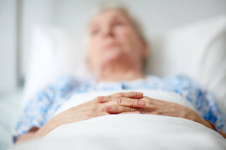 Constănțean condamnat după ce și-a snopit mama în bătaie pentru că nu i-a făcut de mâncare batrana la spital