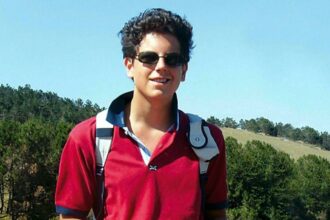 Cine este Carlo Acutis, noul sfânt milenial al Bisericii Catolice/ Oamenii se roagă la rămășițele îmbrăcate cu blugi și hanorac carlo acutis