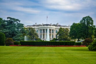 Bloomberg: Oficialii de la Bucureşti încearcă să recâştige Casa Albă casa alba
