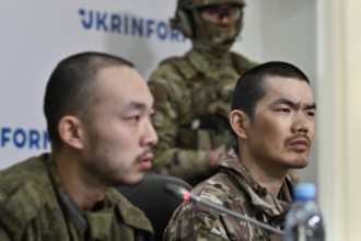 Ucraina i-a adus în fața presei pe chinezii capturați în timp ce luptau pentru ruși/ Ce au declarat cei doi chinezi