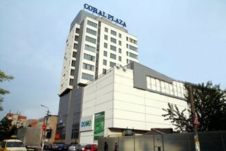 Haine "de firmă" din Dragonul Roșu, vândute ca originale în Tulcea. Instanța a aplicat amenzi de mii de lei coral plaza