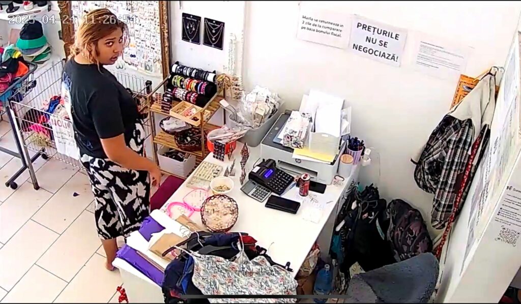 VIDEO Incredibil! S-a uitat fix în cameră apoi a FURAT telefonul de pe masa unui magazin 2 VIDEO Incredibil! S-a uitat fix în cameră apoi a FURAT telefonul de pe masa unui magazin hoata