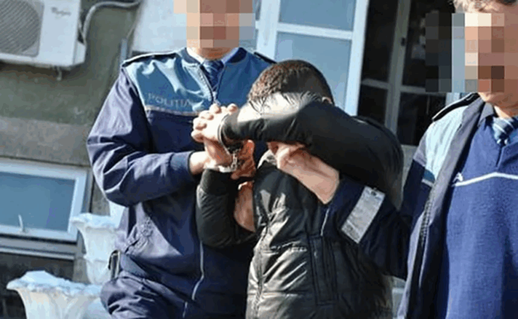 A cerut „taxă de joacă” de la copii și a ajuns după gratii. Istoricul de tâlhării al unui adolescent din Tulcea 2 A cerut „taxă de joacă” de la copii și a ajuns după gratii. Istoricul de tâlhării al unui adolescent din Tulcea minor