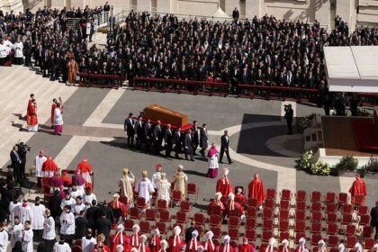 LIVE VIDEO Înmormântarea Papei Francisc: Sicriul Papei a ajuns la Bazilica Sfânta Maria Maggiore din Roma papa francisc sicriu