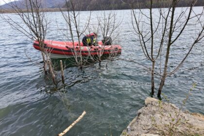 Tragedie! Pompierul dispărut în lacul Siriu a fost găsit decedat pompier decedat