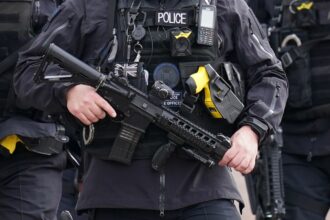 Român arestat pentru spionaj în Marea Britanie, chiar când a ajuns pe aeroport/ Acuzațiile trimit la legături cu Rusia skynews armed police coronation 6297415