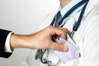 Managerul Institutului de Boli Cardiovasculare din Iași și alți trei medici ai spitalului, puși sub urmărire penală de DNA pentru luare de mită spaga medic 1000x600 1