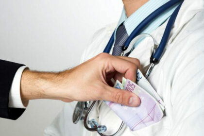 Managerul Institutului de Boli Cardiovasculare din Iași și alți trei medici ai spitalului, puși sub urmărire penală de DNA pentru luare de mită spaga medic 1000x600 1