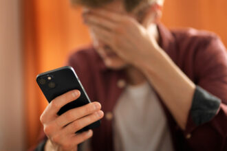 IPJ Tulcea atrage atenția asupra unei fraude online. Bani pentru like-uri pe rețelele de socializare telefon