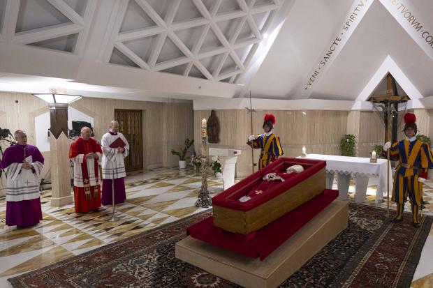 Trupul neînsufleţit al Papei Francisc va fi depus miercuri în Bazilica Sfântul Petru până la funeralii ultimele cuvinte rostite de papa francisc si ultimele ore ale sale cui i a facut un gest de ramas bun inainte sa intre in coma 967178