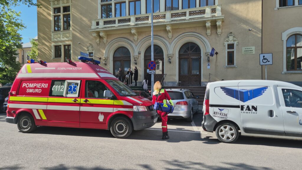 FOTO VIDEO O avocată a avut nevoie de îngrijiri medicale după ce i s-a făcut rău în sala de judecată 3 FOTO VIDEO O avocată a avut nevoie de îngrijiri medicale după ce i s-a făcut rău în sala de judecată 0139e56a e079 4ebf 8a6a 8d3e5fe99f18