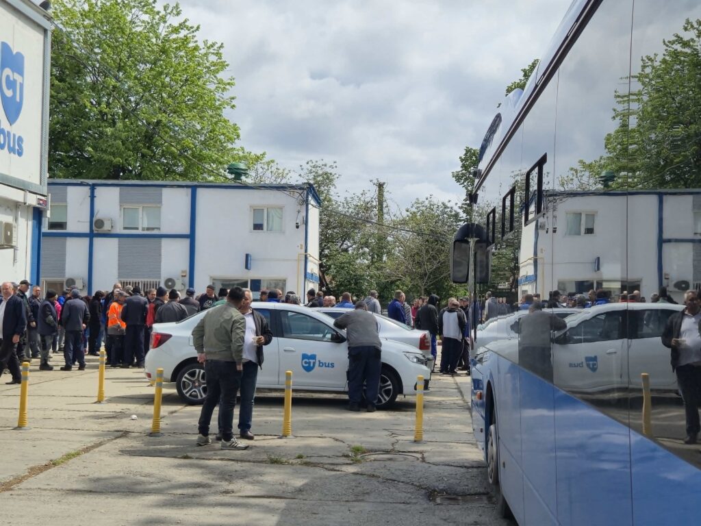 FOTO VIDEO Angajații CT Bus protestează în fața sediului/ Noul contract colectiv de muncă nu poate fi semnat 6 FOTO VIDEO Angajații CT Bus protestează în fața sediului/ Noul contract colectiv de muncă nu poate fi semnat 0278ef85 9025 492f a281 5eb1938c537a