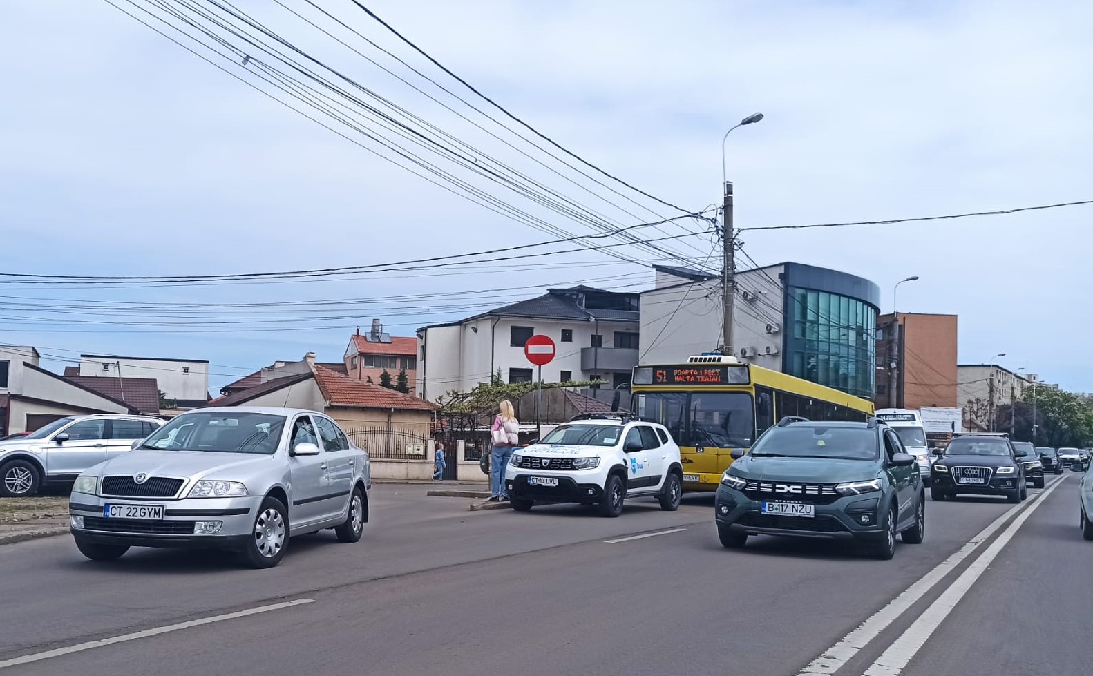 O femeie a fost transportată la spital după ce s-ar fi lovit cu capul de bara din autobuz, în zona Cimitirului Central 02bba8ca cf43 4058 ab4a 50cfc9d17320