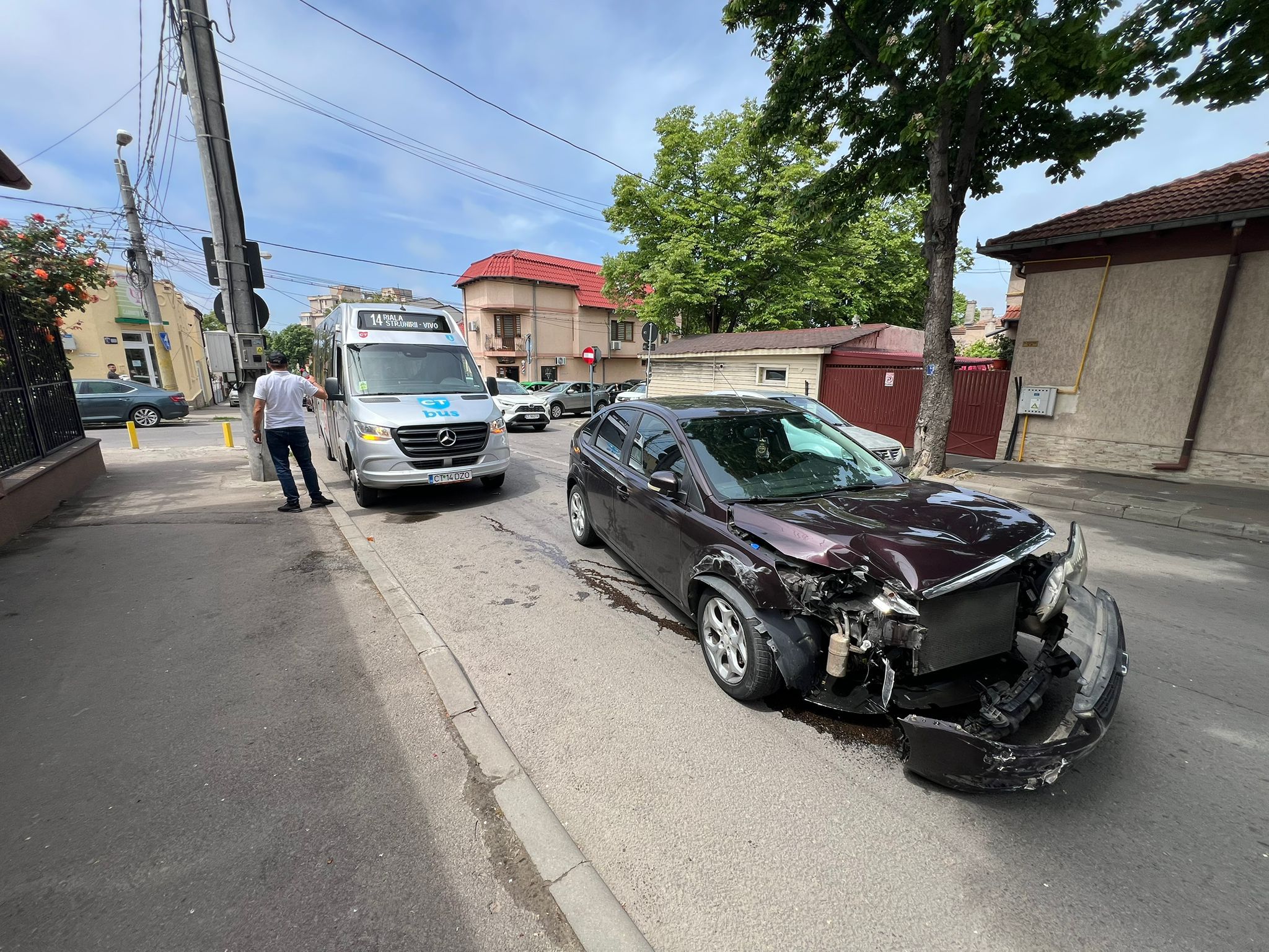 FOTO VIDEO O mașină s-a izbit de un microbuz CT Bus, pe strada Nicolae Iorga 047f1000 ce68 46fc a68c 9e4ece6d0cf9