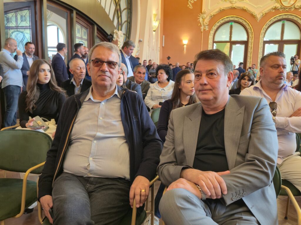 FOTO VIDEO Moment special pentru Gheorghe Hagi! Eveniment pentru lansarea autobiografiei, la Cazinoul din Constanța TEXT LIVE 16 FOTO VIDEO Moment special pentru Gheorghe Hagi! Eveniment pentru lansarea autobiografiei, la Cazinoul din Constanța TEXT LIVE 048517ce 4355 4b22 9f19 1c48b5dff4ed