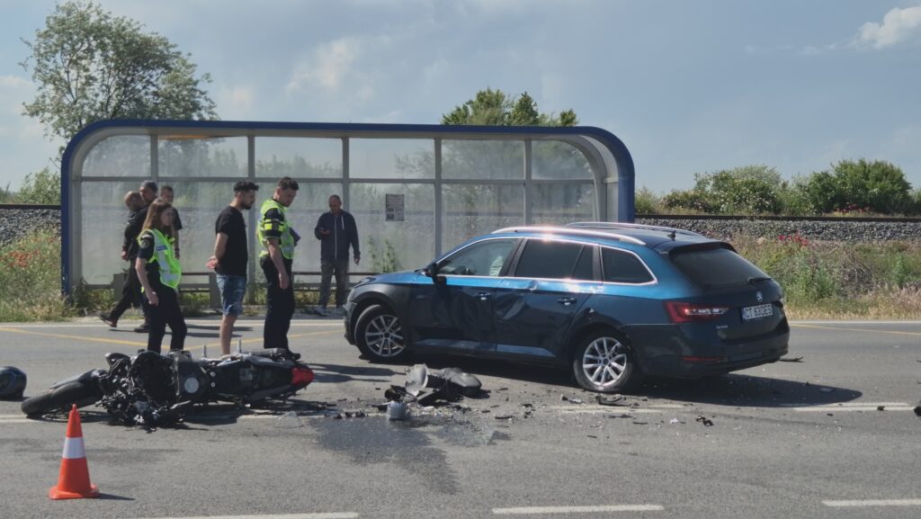 FOTO VIDEO Accident între o mașină și o motocicletă, în zona Petromidia/ O victimă este inconștientă UPDATE 8 FOTO VIDEO Accident între o mașină și o motocicletă, în zona Petromidia/ O victimă este inconștientă UPDATE 052516e3 e8d7 4115 879a 6a97b4f5a2fd