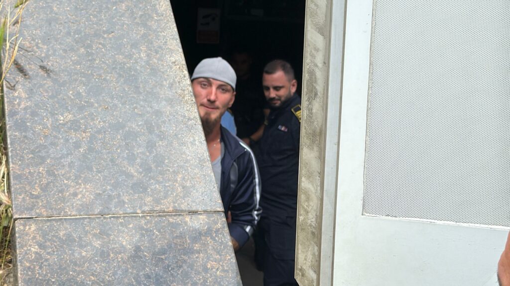 FOTO VIDEO Martorii au relatat mesajele scrise de Șacalul de pe telefonul unei victime/ Un nou termen în dosarul celor două CRIME UPDATE 4 FOTO VIDEO Martorii au relatat mesajele scrise de Șacalul de pe telefonul unei victime/ Un nou termen în dosarul celor două CRIME UPDATE 073f1714 f35f 4de7 b644 8fb9ac74f4c7