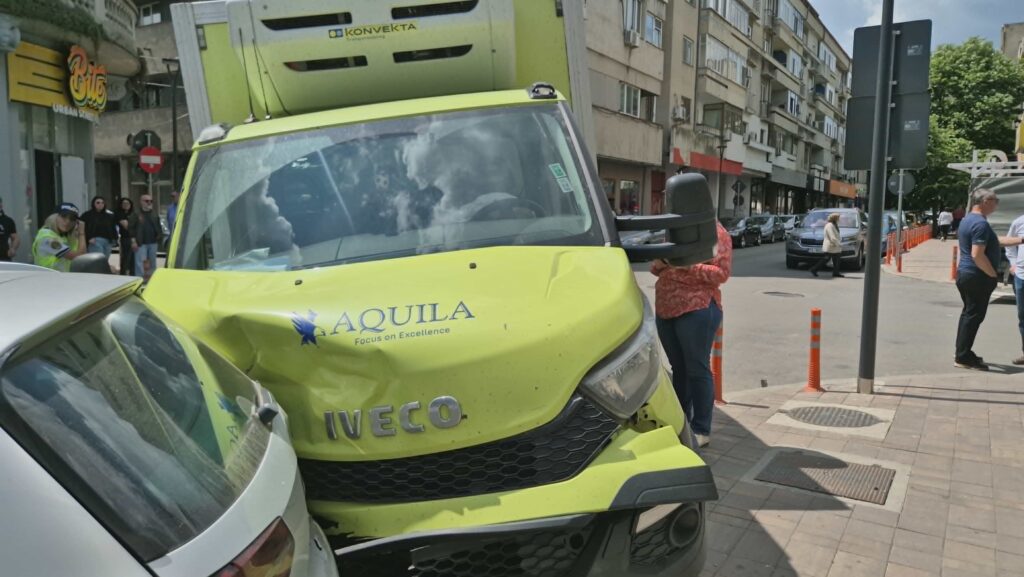 FOTO VIDEO Accident grav cu ȘASE autoturisme, în centrul Constanței/ O victimă este ÎNCARCERATĂ 3 FOTO VIDEO Accident grav cu ȘASE autoturisme, în centrul Constanței/ O victimă este ÎNCARCERATĂ 09490dc3 16a7 404f 8c52 54a155ede43c