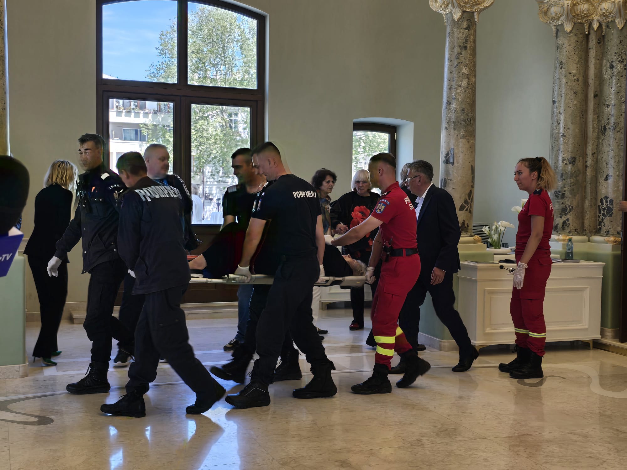 O femeie s-a împiedicat și a căzut, la inaugurarea Cazinoului. Un echipaj SMURD a intervenit 0d69776f 6038 4639 8388 d0f0760f5518