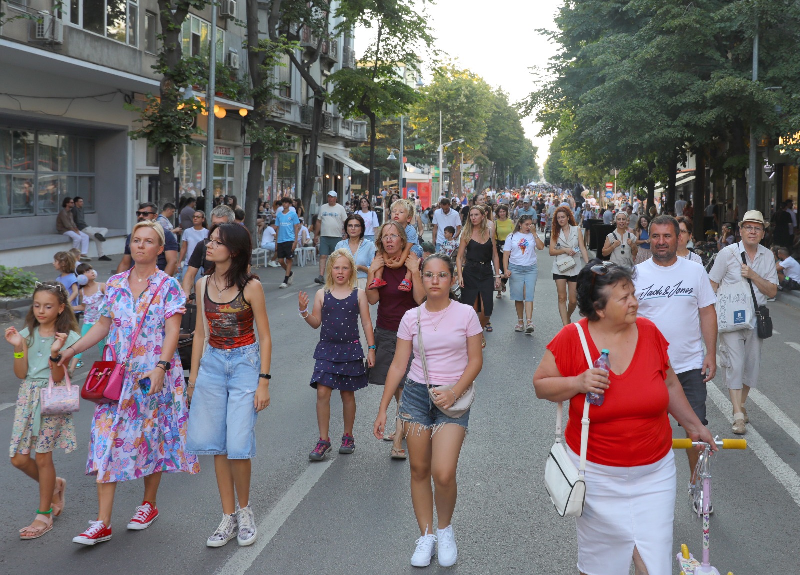 Din acest weekend, Bulevardul Tomis devine pietonal/ Restricții de circulație 1 13