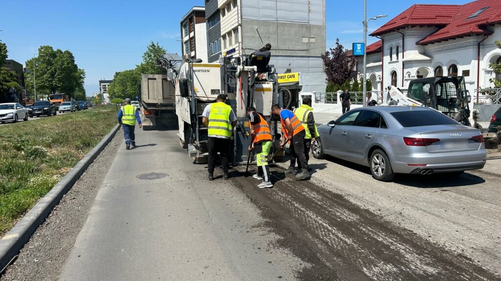 Lucrările de frezare a carosabilului pe bulevardul Mamaia continuă/ Traficul este restricționat parțial 3 Lucrările de frezare a carosabilului pe bulevardul Mamaia continuă/ Traficul este restricționat parțial 1 2 1