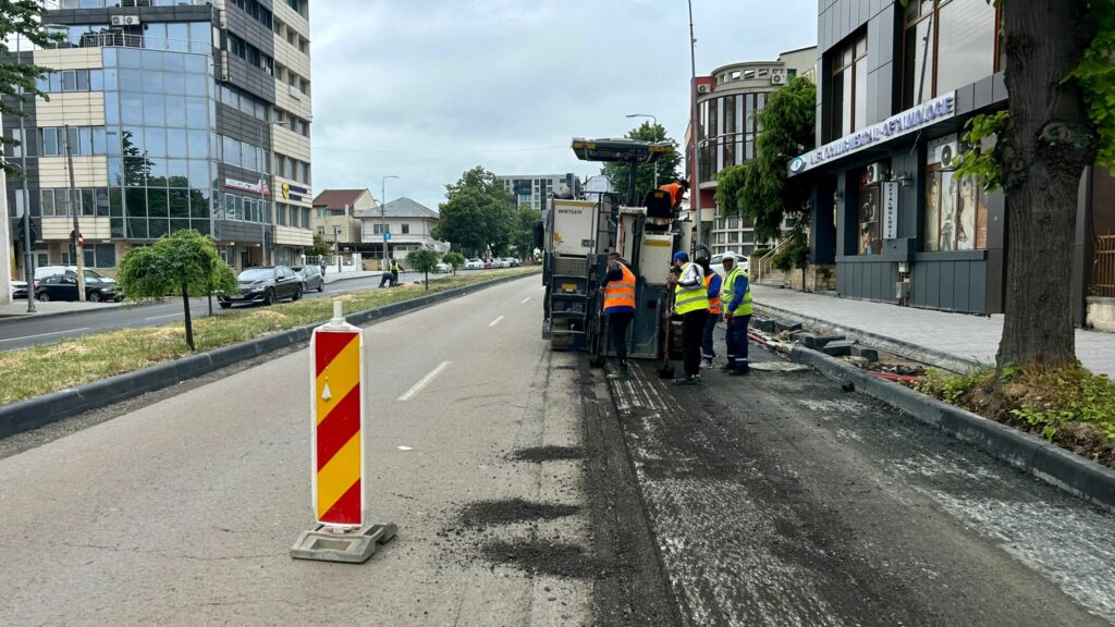 Continuă recondiționarea carosabilului pe bulevardul Mamaia. Lucrările se desfășoară cu restricții parțiale de trafic rutier 1 2 10