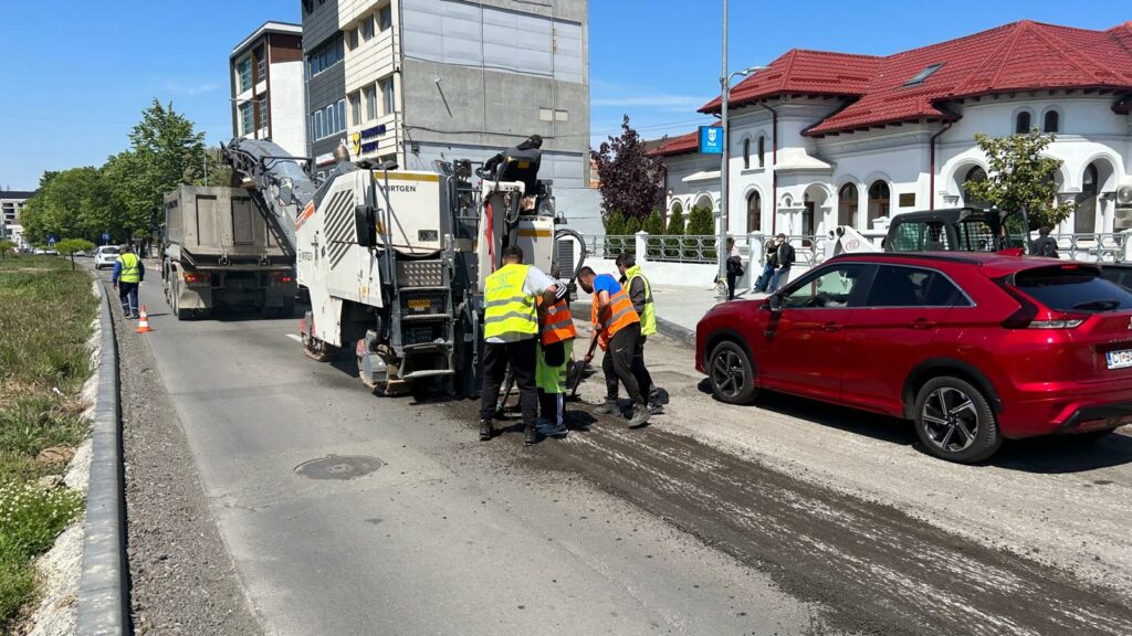 Lucrările de frezare a carosabilului pe bulevardul Mamaia continuă/ Traficul este restricționat parțial 2 Lucrările de frezare a carosabilului pe bulevardul Mamaia continuă/ Traficul este restricționat parțial 1 3 1