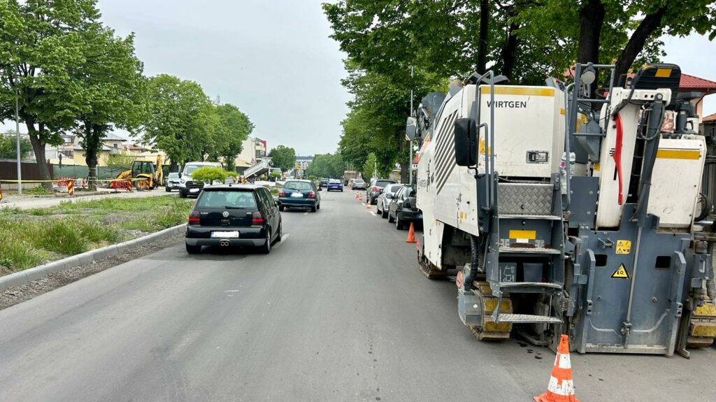 Se decopertează carosabilul pe bulevardul Mamaia/ Restricții parțiale de trafic 2 Se decopertează carosabilul pe bulevardul Mamaia/ Restricții parțiale de trafic 1 3