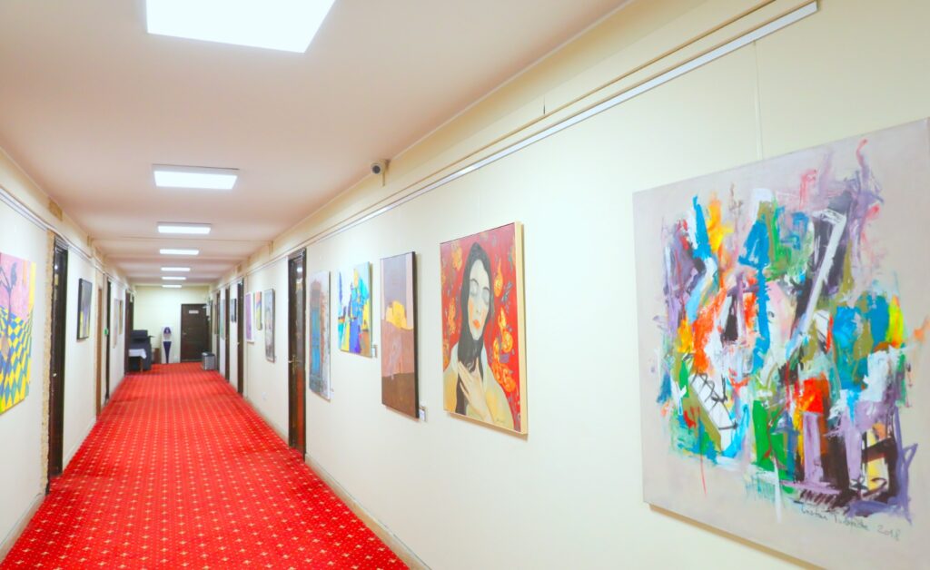 Expoziție de pictură și grafică la Primăria Constanța 2 Expoziție de pictură și grafică la Primăria Constanța 1 3 2
