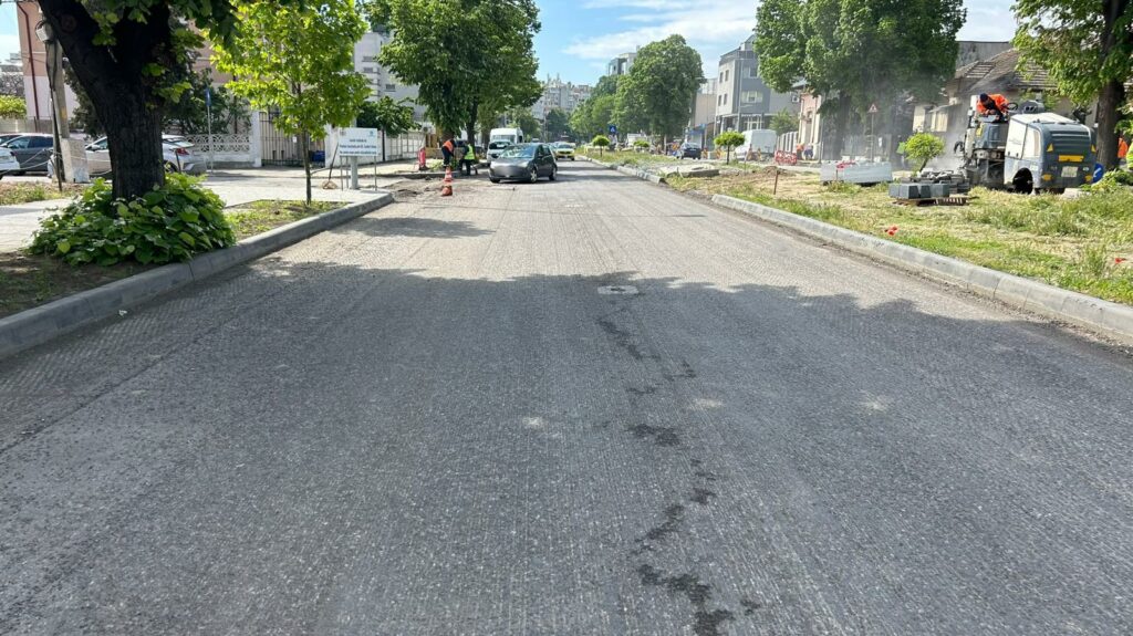 Asfaltarea carosabilului de pe bulevardul Mamaia continuă/ Se vor institui restricții de trafic rutier 2 Asfaltarea carosabilului de pe bulevardul Mamaia continuă/ Se vor institui restricții de trafic rutier 1 3 3