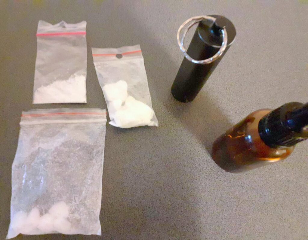 Polițiștii au depistat peste 10 persoane cu droguri asupra lor, în Constanța și stațiunea Mamaia 3 Polițiștii au depistat peste 10 persoane cu droguri asupra lor, în Constanța și stațiunea Mamaia 1 4 2