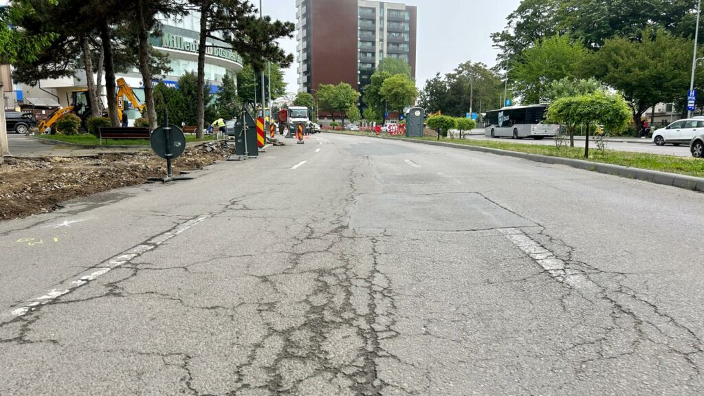 Se reiau lucrările de asfaltare pe bulevardul Mamaia. Traficul rutier va fi restricționat parțial 4 Se reiau lucrările de asfaltare pe bulevardul Mamaia. Traficul rutier va fi restricționat parțial 1 4 4