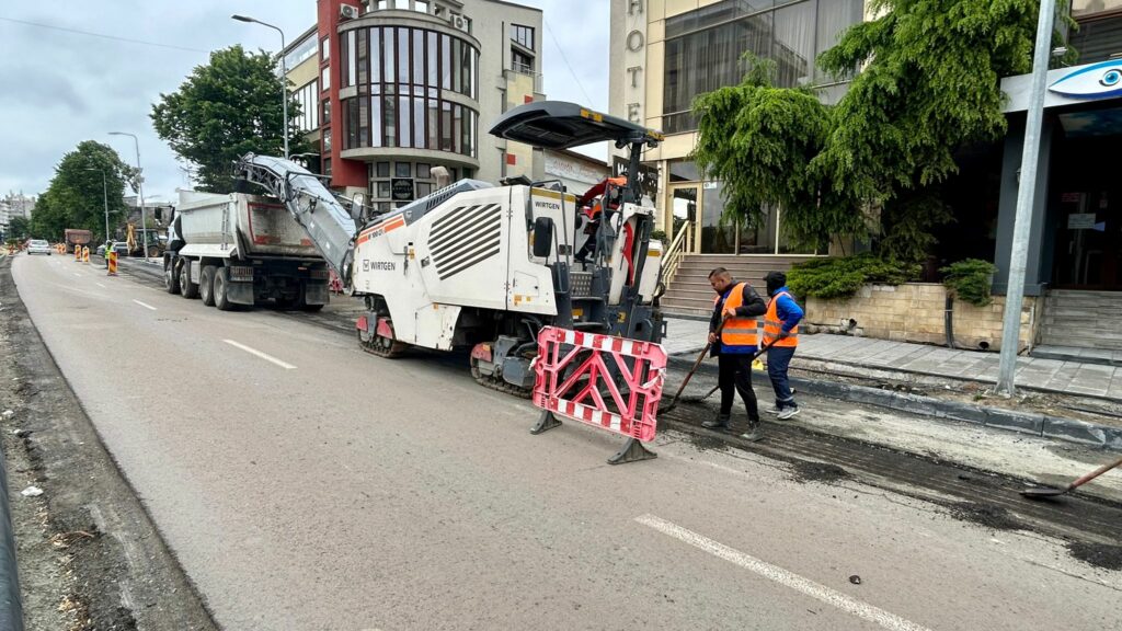Continuă recondiționarea carosabilului pe bulevardul Mamaia. Lucrările se desfășoară cu restricții parțiale de trafic rutier 1 4 8