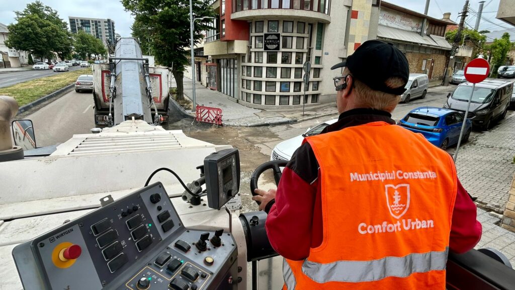 Continuă recondiționarea carosabilului pe bulevardul Mamaia. Lucrările se desfășoară cu restricții parțiale de trafic rutier 1 5 3