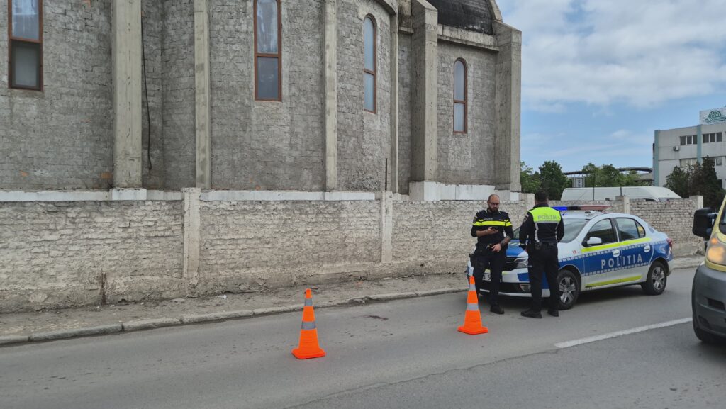 FOTO VIDEO Alertă! Un TÂNĂR a CĂZUT de pe acoperișul Bisericii Sfântul Nectarie, din zona Medeea UPDATE 4 FOTO VIDEO Alertă! Un TÂNĂR a CĂZUT de pe acoperișul Bisericii Sfântul Nectarie, din zona Medeea UPDATE 11e22bc6 403d 4cb0 8ddb 62f326ae31af