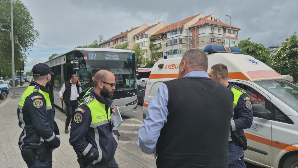 FOTO VIDEO Accident între o mașină și un autobuz, în zona Delfinariului/ Mai mulți călători au nevoie de îngrijiri medicale UPDATE 5 FOTO VIDEO Accident între o mașină și un autobuz, în zona Delfinariului/ Mai mulți călători au nevoie de îngrijiri medicale UPDATE 12347347 6a57 465a b043 a8c997ec11df