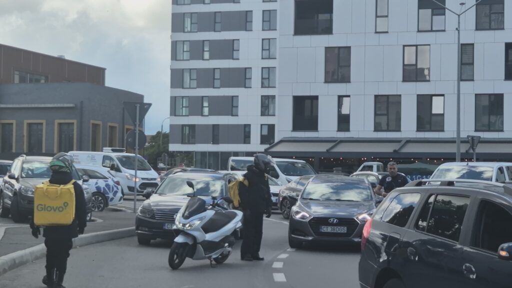 FOTO VIDEO Un livrator Glovo a fost implicat într-un accident, în sensul giratoriu de la Campus 4 FOTO VIDEO Un livrator Glovo a fost implicat într-un accident, în sensul giratoriu de la Campus 12e96bdc 5f7f 4856 9ae0 95b5862a28d7