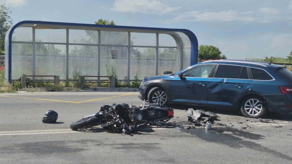 FOTO VIDEO Accident între o mașină și o motocicletă, în zona Petromidia/ O victimă este inconștientă UPDATE 2 FOTO VIDEO Accident între o mașină și o motocicletă, în zona Petromidia/ O victimă este inconștientă UPDATE 1384b69c 497b 40ba b470 1523bac5459c